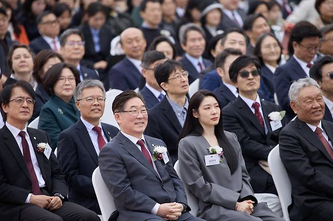 5일 고려대 서울캠퍼스에서 열린 개교 120주년 기념식에 김동원 고려대 총장, 김연아 전 피겨스케이팅 선수 등이 참석해 있다. [사진=고려대학교]