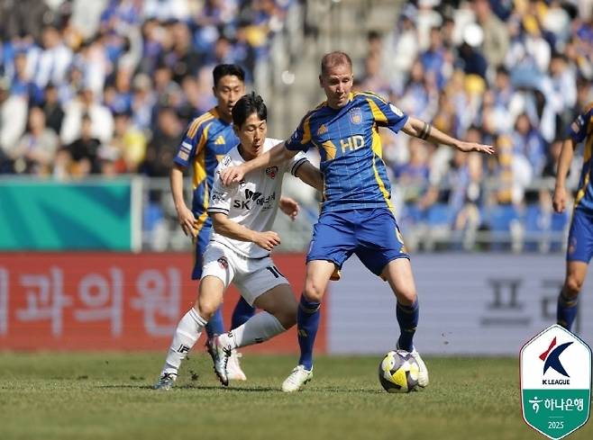 울산 HD 중원 핵심 보야니치(사진 오른쪽). 사진=한국프로축구연맹