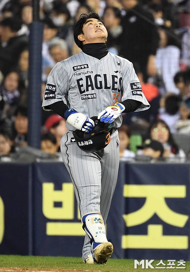 4일 광주 KIA전에서 실책성 플레이를 범한 문현빈. 사진=천정환 기자