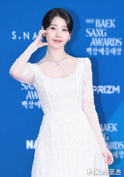 어깨에 닿는 듯 가볍게 넘긴 머리, 자연스러운 미소, 손끝까지 이어진 섬세한 제스처는 무대 위의 화려한 아이유가 아닌, 배우 이지은으로서 조용히 ‘스며든’ 한 장면이었다.사진=천정환 기자