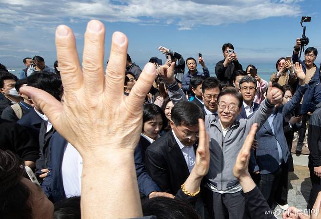 (강릉=뉴스1) 이재명 기자 = '골목골목 경청투어 : 동해안벨트편'에 나선 이재명 더불어민주당 대통령 후보가 3일 오후 강원 강릉시 안목해변에서 지지자들과 인사를 하고 있다. 2025.5.3/뉴스1  Copyright (C) 뉴스1. All rights reserved. 무단 전재 및 재배포,  AI학습 이용 금지. /사진=(강릉=뉴스1) 이재명 기자