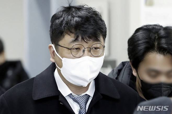 사기 혐의로 재판에 넘겨진 이정훈 전 빗썸홀딩스-빗썸코리아 의장이 2023년 1월3일 서울 서초구 서울중앙지방법원에서 열린 1심에서 무죄를 선고 받은 뒤 법정을 나오고 있다. /사진=뉴시스