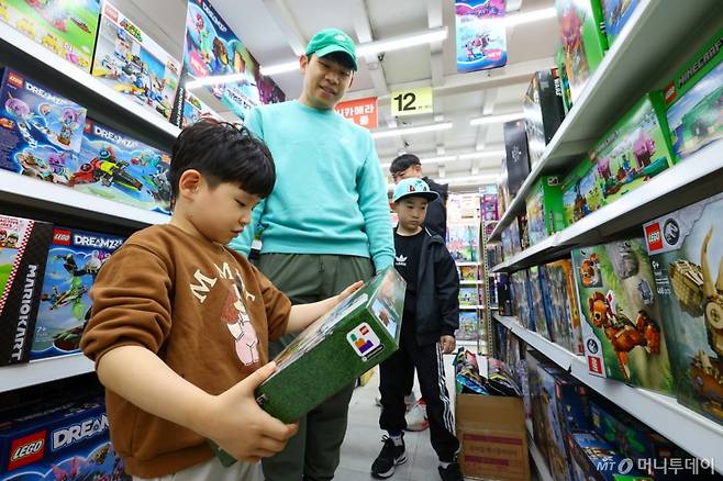 어린이날을 사흘 앞둔 지난 2일 오후 서울 종로구 동대문 완구·문구 거리를 찾은 어린이가 장난감을 고르고 있다. /사진=뉴시스