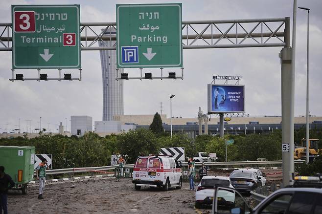 4일(현지시간) 이스라엘 텔아비브 벤구리온 국제공항에서 군과 경찰이 예멘 후티 반군 미사일이 떨어진 구역을 조사하고 있다. 이날 후티 반군이 쏜 미사일이 공항 주변에 낙하하면서 6명이 부상했다. /AP=뉴시스