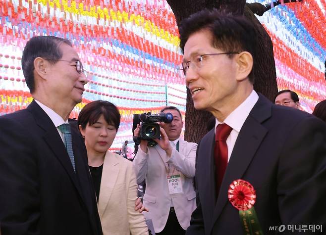 [서울=뉴시스] 최진석 기자 = 김문수 국민의힘 대선 후보와 한덕수 무소속 대선 예비후보가 5일 서울 종로구 조계사에서 열린 부처님오신날 봉축법요식에서 악수하고 있다. (대통령실통신사진기자단) 2025.05.05. myjs@newsis.com /사진=최진석