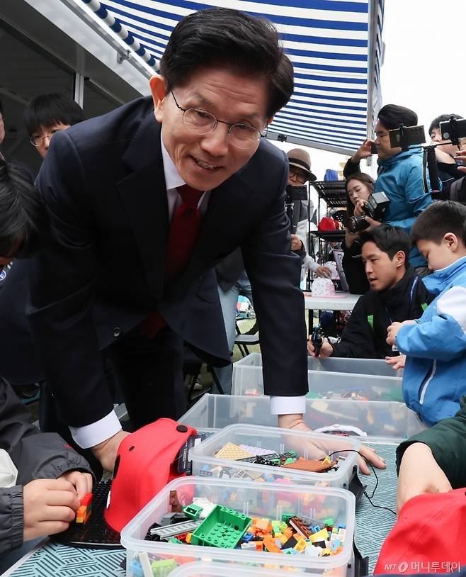 (서울=뉴스1) 허경 기자 = 김문수 국민의힘 대통령 후보가 5일 서울 종로구 광화문광장육조마당에서 열린 가족 동행 축제 '펀펀한 광화문광장'을 방문해 어린이들과 블럭 모자를 만들고 있다. 2025.5.5/뉴스1 Copyright (C) 뉴스1. All rights reserved. 무단 전재 및 재배포, AI학습 이용 금지. /사진=(서울=뉴스1) 허경 기자