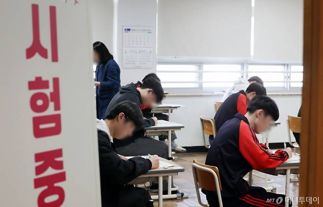 [부산=뉴시스] 하경민 기자 = 2026학년도 대학수학능력시험 대비 올해 첫 전국연합학력평가(모의고사)가 진행된 26일 부산 동구 부산고등학교 3학년 교실에서 학생들이 문제를 풀고 있다. 2025.03.26.   /사진=하경민