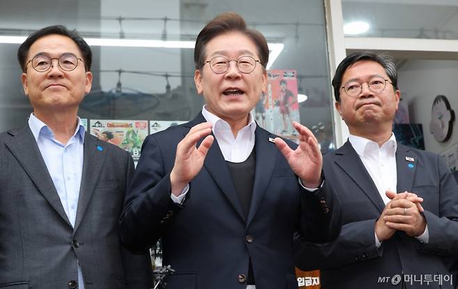 (양평=뉴스1) 안은나 기자 = 이재명 더불어민주당 대통령 후보가 2차 골목골목 경청투어에 나선 5일 오후 경기 양평군 양평시장에서 즉흥 연설하고 있다. 2025.5.5/뉴스1  Copyright (C) 뉴스1. All rights reserved. 무단 전재 및 재배포,  AI학습 이용 금지. /사진=(양평=뉴스1) 안은나 기자