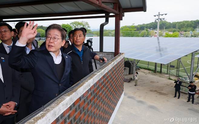 (여주=뉴스1) 안은나 기자 = 이재명 더불어민주당 대통령 후보가 2차 골목골목 경청투어에 나선 5일 오후 경기 여주시 구양리를 찾아 태양광 시설을 둘러보고 있다. 2025.5.5/뉴스1  Copyright (C) 뉴스1. All rights reserved. 무단 전재 및 재배포,  AI학습 이용 금지. /사진=(여주=뉴스1) 안은나 기자