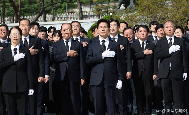 [서울=뉴시스] 권창회 기자 = 김문수 국민의힘 대선 후보가 4일 오전 서울 동작구 국립서울현충원 현충탑 참배를 마치고 국기에 경례하고 있다. (공동취재) 2025.05.04. photo@newsis.com /사진=고승민