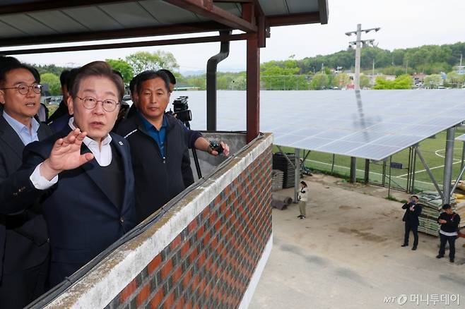 (여주=뉴스1) 안은나 기자 = 이재명 더불어민주당 대통령 후보가 2차 골목골목 경청투어에 나선 5일 오후 경기 여주시 구양리를 찾아 태양광 시설을 둘러보고 있다. 2025.5.5/뉴스1  Copyright (C) 뉴스1. All rights reserved. 무단 전재 및 재배포,  AI학습 이용 금지. /사진=(여주=뉴스1) 안은나 기자