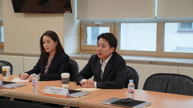 이준석 개혁신당 대통령 선거 후보와 같은 당의 이주영 의원이 5일 서울 서대문구 연세 세브란스 어린이병원에서 의료진과 간담회를 하는 모습. /사진=개혁신당.