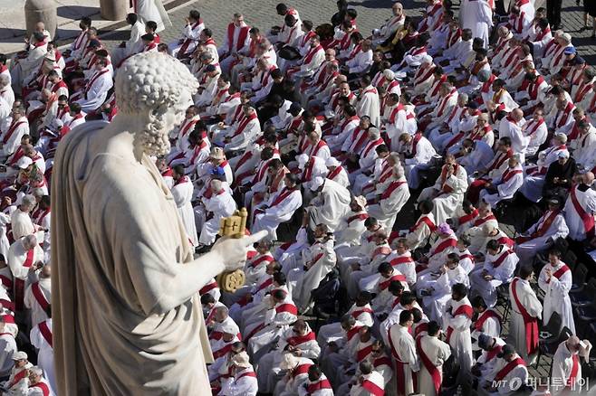 [바티칸=AP/뉴시스] 26일(현지 시간) 바티칸 성 베드로 광장에서 성직자들이 프란치스코 교황의 장례식에 참석해 착석하고 있다. 2025.04.26. /사진=민경찬