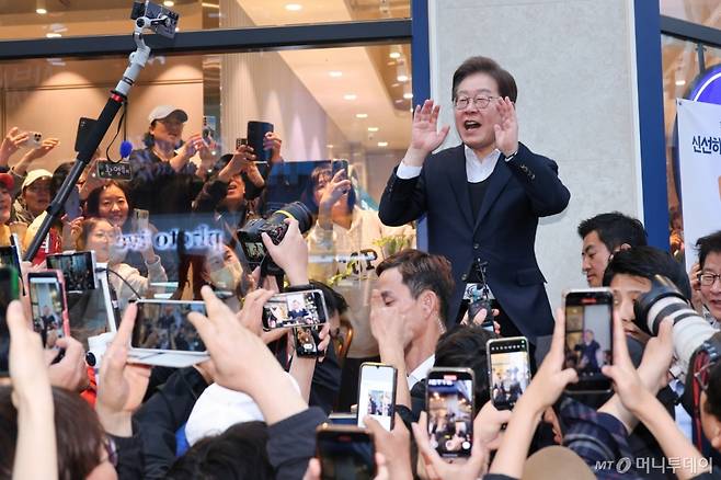 (진천=뉴스1) 안은나 기자 = 이재명 더불어민주당 대통령 후보가 2차 골목골목 경청투어에 나선 5일 오후 충북 진천군의 혁신도시 상가를 찾아 즉흥 연설을 하고 있다. 2025.5.5/뉴스1  Copyright (C) 뉴스1. All rights reserved. 무단 전재 및 재배포,  AI학습 이용 금지. /사진=(진천=뉴스1) 안은나 기자