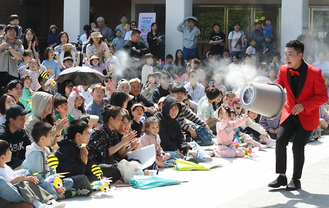 어린이날을 하루 앞둔 4일 대구 수성구 국립대구박물관을 찾은 어린이들이 마술공연을 관람하며 즐거운 연휴를 보내고 있다. /사진=뉴스1