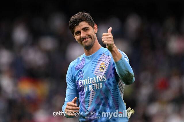 승리를 확정한 뒤 엄지손가락을 치켜세운 레알 마드리드 골키퍼 티보 쿠르투아. /게티이미지코리아