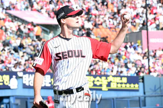 4일 오후 서울 잠실구장에 진행된 '2025 신한 SOL뱅크 KBO 리그' SSG-LG의 경기.LG 선발 코엔 윈이 6이닝 3실점으로 호투한 뒤 더그아웃으로 향하고 있다./잠실=곽경훈 기자