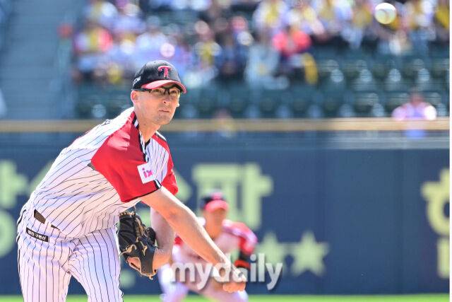 4일 오후 서울 잠실구장에 진행된 '2025 신한 SOL뱅크 KBO 리그' SSG-LG의 경기.LG 선발 코엔 윈이 역투를 펼치고 있다./잠실=곽경훈 기자