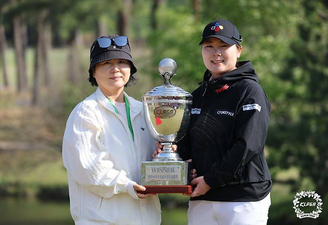 홍정민(오른쪽)이 4일 KLPGA 챔피언십에서 우승한 뒤 어머니 정용선 씨와 트로피를 들고 포즈를 취하고 있다.   [KLPGA 제공]