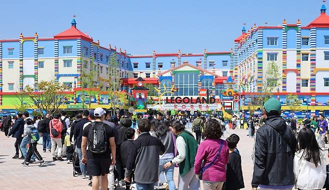5월 황금 연휴에 레고랜드를 방문한 관람객들이 입장을 기다리고 있다.