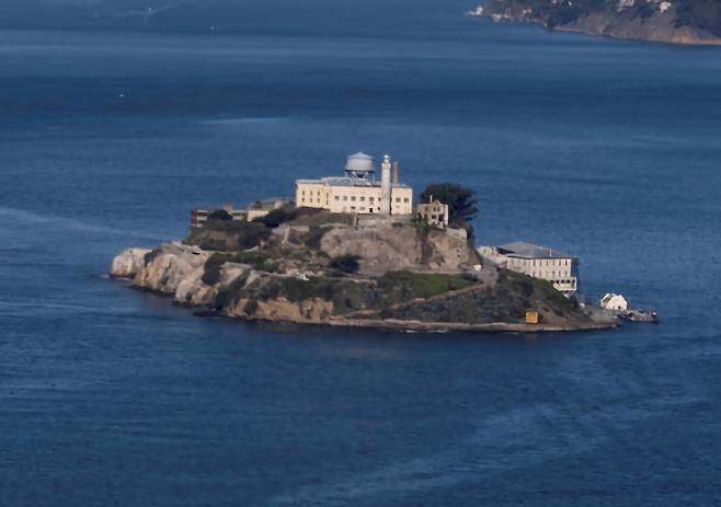 미 샌프란시스코만 한가운데 작은 섬에 조성된 미 연방 교도소 ‘앨커트래즈’ 전경. 현재는 폐쇄돼 관광 명소로 활용되고 있지만, 도널드 트럼프 미국 대통령이 4일(현지시간) 재개소를 지시했다. [로이터]