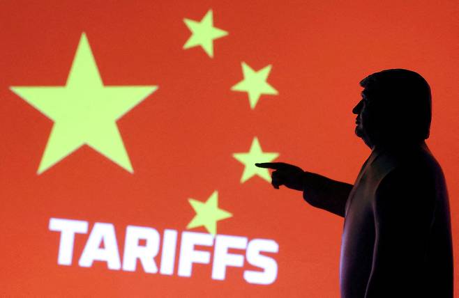 중국 국기와 ‘관세’라는 단어, 도널드 트럼프 미국 대통령 미니어처 조각상. [로이터]