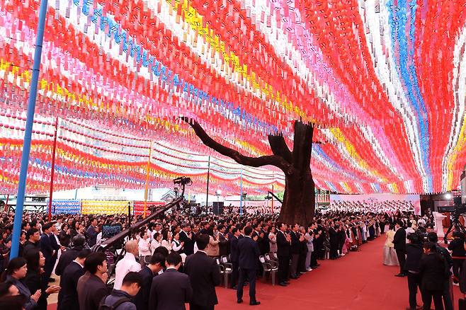 5일 서울 종로구 조계사에서 불기 2569년 부처님오신날 봉축법요식이 열리고 있다. [연합뉴스]