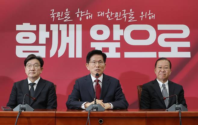 김문수(가운데) 국민의힘 대선 후보가 4일 국회에서 열린 당 선거대책위원회 회의에서 발언하고 있다. [연합]