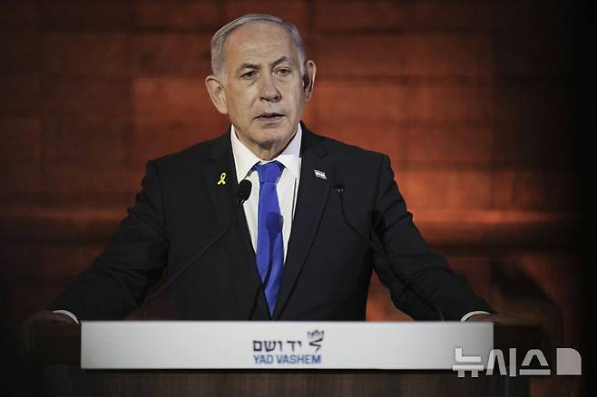 [예루살렘=AP/뉴시스] 베냐민 네타냐후 이스라엘 총리가 지난 4월23일(현지 시간) 예루살렘 야드 바솀 홀로코스트 추모관에서 열린 홀로코스트 추모 행사에서 연설하고 있다. 2025.05.05.