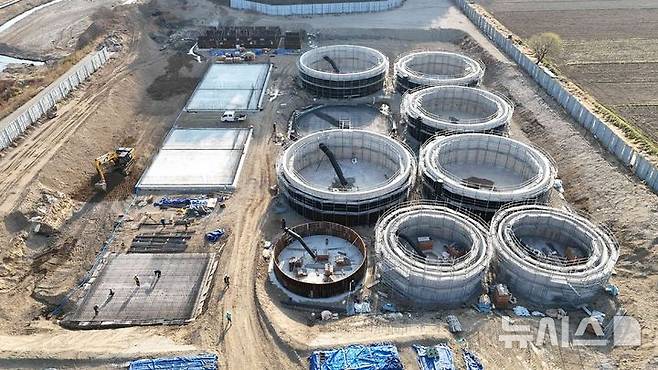 [포항=뉴시스] 송종욱 기자 = 경북 포항시가 해양수산부 공모 사업 선정으로 스마트 연어 양식 시설인 테스트베드 중심으로 가공-기자재-연구 개발(R&D)을 연계한 특화단지를 조성한다. 사진은 포항시 남구 장기면 금곡리 연어 양식 특화단지에 건축·토목 공사가 진행되고 있는 '테스트베드' 모습. 2025.05.05. photo@newsis.com