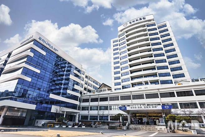 [서울=뉴시스]어린이날인 5일 서울 동대문구 경희의료원 옥상에서 화재가 발생하자 소방 당국이 1시간 18분 만에 불길을 완전히 잡았다. 사진은 경희의료원 전경. (사진=경희의료원 제공) 2025.05.05. photo@newsis.com.