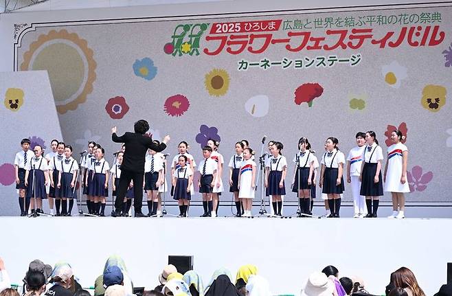[대구=뉴시스]3일 오전 일본 히로시마 플라워페스티벌 축제 메인무대에서 열린 ‘대구의 날 기념식’에서 양국 초등학생들이 합창을 하고 있다(사진=대구시 제공) 2025.05.05 photo@newsis.com *재판매 및 DB 금지