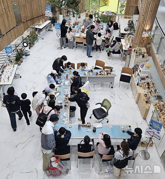 [증평=뉴시스] 충북 증평군은 5일 증평읍 좌구산휴양랜드 별천지숲인성학교에서 103회 어린이날 체험 행사를 열었다. (사진= 좌구산휴양랜드 제공) 2025.05.05. photo@newsis.com *재판매 및 DB 금지