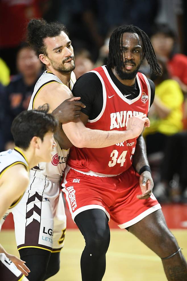 [서울=뉴시스] 프로농구 창원 LG의 아셈 마레이와 서울 SK의 자밀 워니. (사진=KBL 제공) *재판매 및 DB 금지