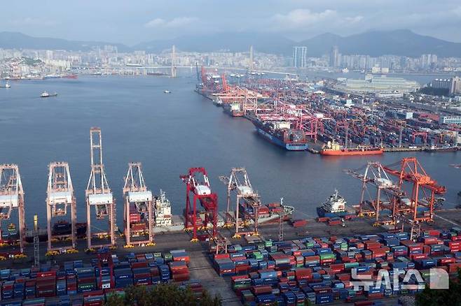 [부산=뉴시스] 하경민 기자 = 부산 남구 신선대(사진 아래) 및 감만(위) 부두 야적장에 수출입 컨테이너가 가득 쌓여 있다. 2025.05.01. yulnetphoto@newsis.com