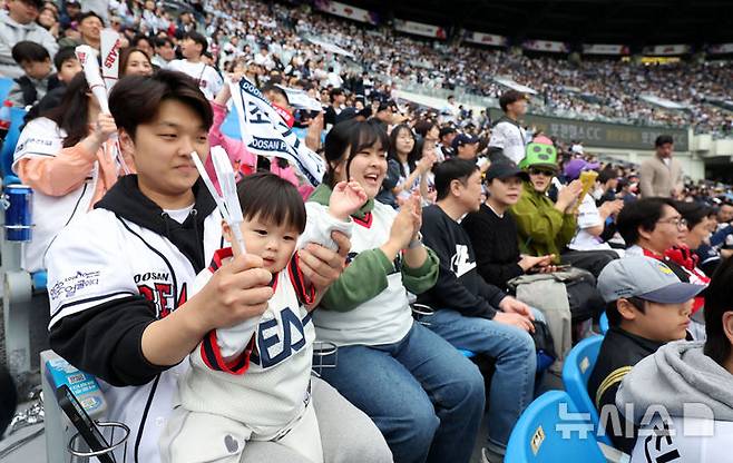 [서울=뉴시스] 김선웅 기자 = 어린이날인 5일 서울 송파구 잠실야구장에서 열린 2025 프로야구 LG 트윈스 vs 두산 베어스의 경기, 어린이 야구팬이 열띤 응원을 펼치고 있다. 2025.05.05. mangusta@newsis.com