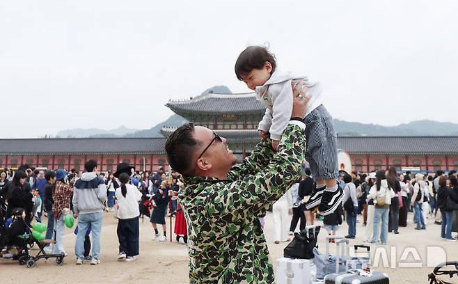 [서울=뉴시스] 조수정 기자 = 103주년 어린이날인 5일 서울 종로구 경복궁 광화문에서 어린이가 아빠와 함께 나들이를 하고 있다. 2025.05.03. chocrystal@newsis.com
