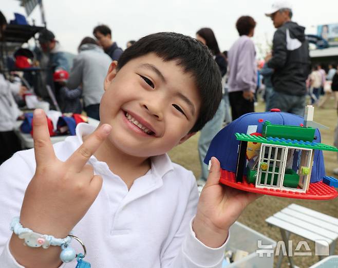 [서울=뉴시스] 조수정 기자 = 103주년 어린이날인 5일 서울 종로구 광화문광장에서 어린이들이 '펀펀한 광화문광장' 행사에 참여해 블럭놀이를 즐기고 있다. 2025.05.03. chocrystal@newsis.com