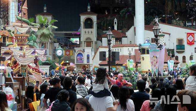 [서울=뉴시스] 김혜진 기자 = 어린이날인 5일 서울 송파구 롯데월드가 방문객들로 붐비고 있다. 2025.05.05. jini@newsis.com