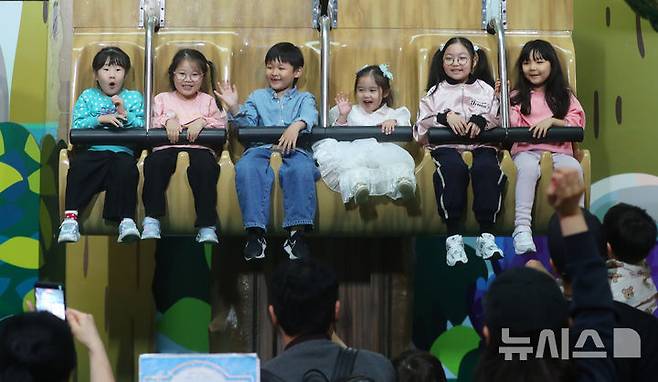 [서울=뉴시스] 김혜진 기자 = 어린이날인 5일 서울 송파구 롯데월드에 어린이 방문객들이 놀이기구를 타고 있다. 2025.05.05. jini@newsis.com