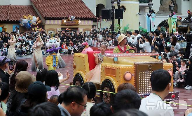 [서울=뉴시스] 김혜진 기자 = 어린이날인 5일 서울 송파구 롯데월드를 찾은 방문객들이 퍼레이드 공연을 관람하고 있다. 2025.05.05. jini@newsis.com