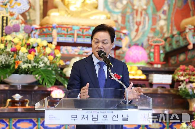 [합천=뉴시스]박완수 경남도지사가 부처님 오신 날인 5일 오후 합천 해인사 봉축법요식에 참석해 축사를 하고 있다.(사진=경남도 제공) 2025.05.05.photo@newsis.com