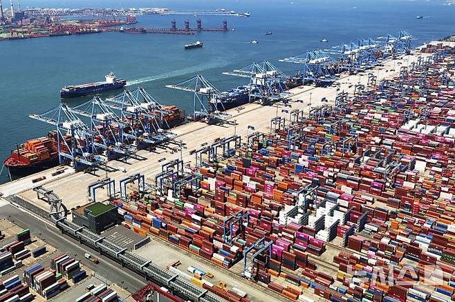 [칭다오=AP/뉴시스] 중국의 주요 원유 수입 항구인 산둥항이 미국의 제재대상 유조선의 입항을 전면 중단한 것으로 알려졌다. 지난해 6월6일 산둥성 칭다오항의 모습. 2025.01.09