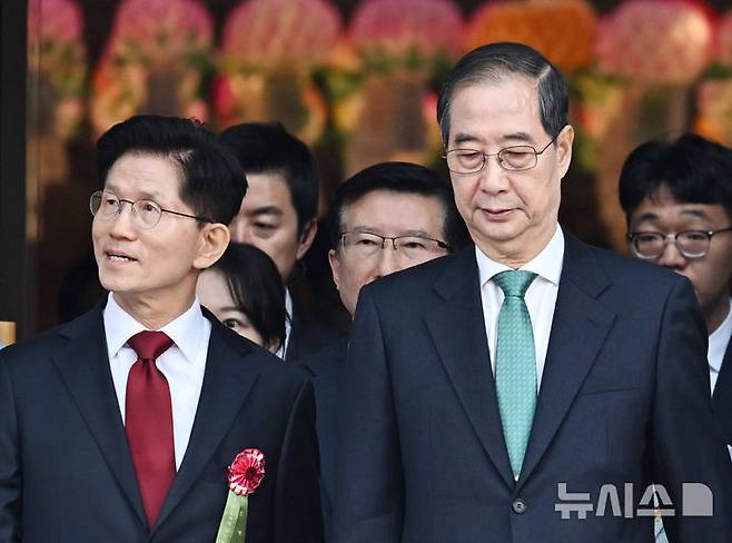 [서울=뉴시스] 최진석 기자 = 김문수 국민의힘 대선 후보와 한덕수 무소속 대선 예비후보와 5일 서울 종로구 조계사에서 열린 부처님오신날 봉축법요식에 입장하고 있다. (대통령실통신사진기자단) 2025.05.05. myjs@newsis.com