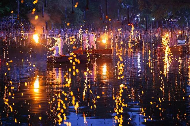 [함안=뉴시스]제31회 경남 함안 낙화놀이.2024.05.15.(사진=함안군 제공) photo@newsis.com  *재판매 및 DB 금지