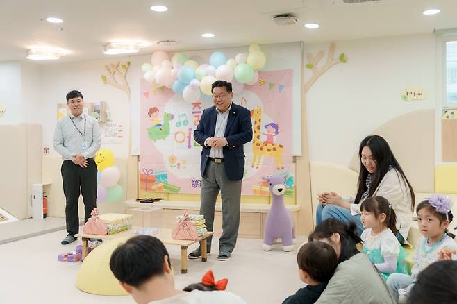 어린이날을 맞아 키즈카페를 방문한 주형환 저출산위 부위원장 [저출산고령화사회위원회 제공]