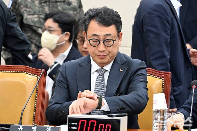 유영상 SK텔레콤 대표이사가 지난달 30일 서울 여의도 국회에서 열린 과학기술정보방송통신위원회의 방송통신 분야 청문회에서 시간을 확인하고 있다. 윤창원 기자