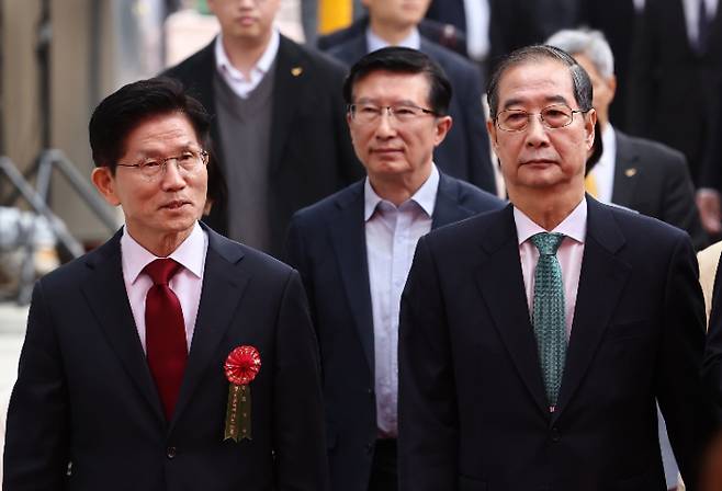 봉축법요식 참석하는 김문수 대선 후보-한덕수 대선 예비후보. 연합뉴스