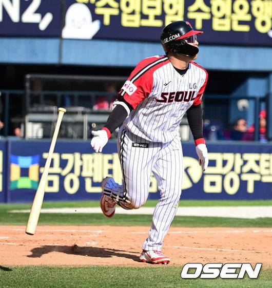 [OSEN=잠실, 지형준 기자] 4일 오후 서울 잠실야구장에서 2025 신한 SOL Bank KBO리그 LG 트윈스와 SSG 랜더스의 경기가 열렸다.이날 엘리에이저 에르난데스의 부상 대체 외국인투수로 LG에 입단한 코엔 윈이 KBO리그 데뷔전을 갖는다. SSG 선발은 박종훈.8회말 2사 1,2루에서 LG 문보경이 우중간 뒤 스리런포를 날리고 있다. 2025.05.04 /jpnews@osen.co.kr