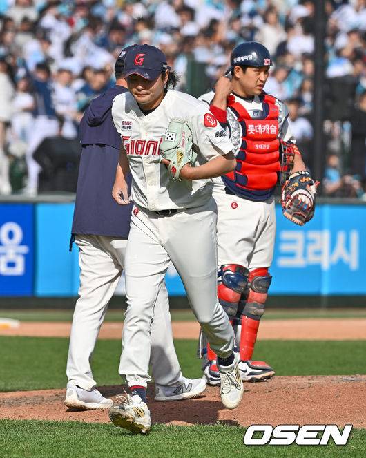 [OSEN=부산, 이석우 기자] 4일 부산 사직야구장에서 2025 신한 SOL 뱅크 KBO 리그 롯데 자이언츠와 NC 다이노스의 경기가 열렸다. 홈팀 롯데는 반즈, 방문팀 NC는 김녹원이 선발 출전했다.롯데 자이언츠 정철원이 7회초 NC 다이노스 김형준에게 역전 3점 홈런을 허용하고 교체되고 있다. 2025.05.04 / foto0307@osen.co.kr